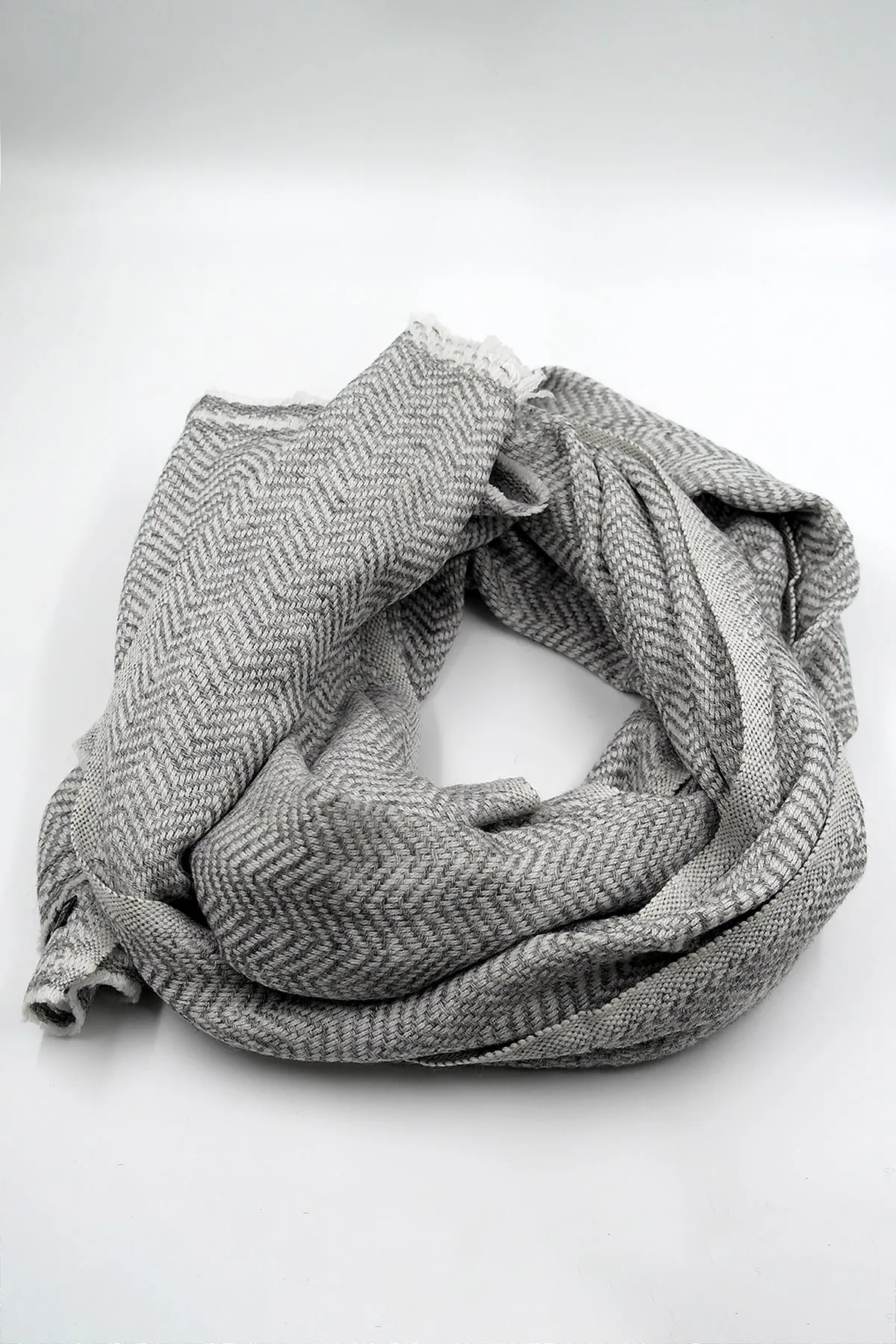 Herringbone Pattern scarf in 100% cashmere