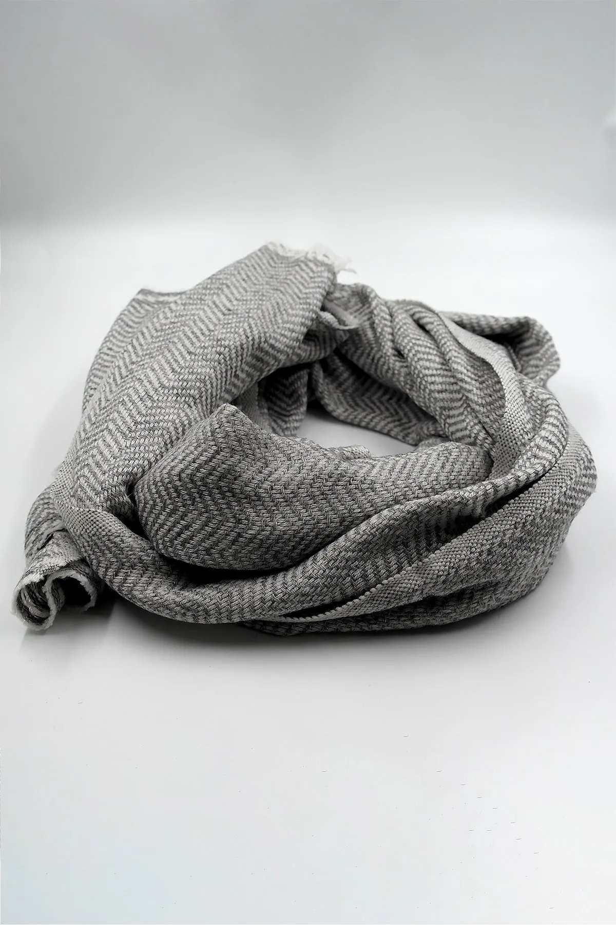 Herringbone Pattern scarf in 100% cashmere