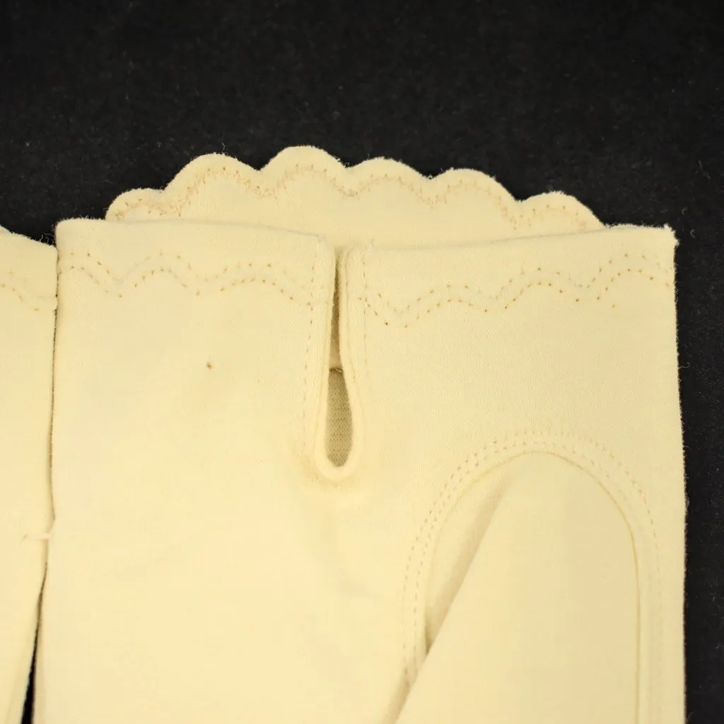 NOS Cream Scallop Gloves